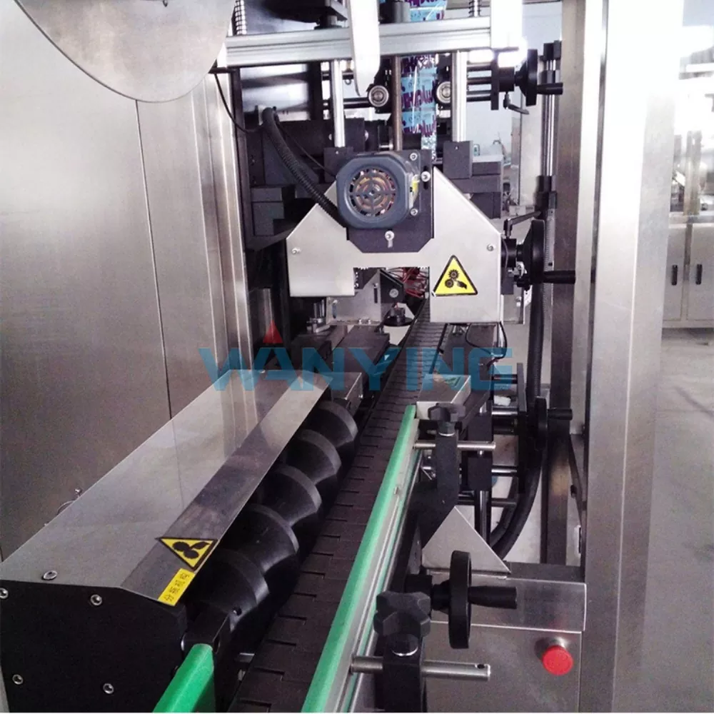Sleeve labeling machine
